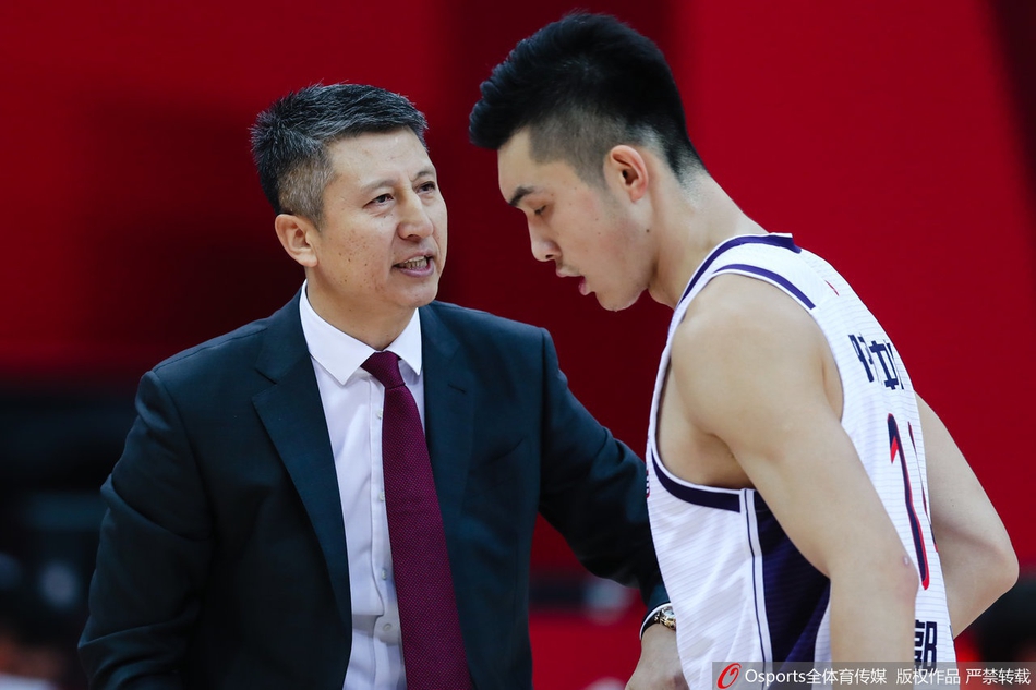 深圳队球员贺希宁在防守球员的贴身干扰下,依然保持空中平衡,手腕轻抖送出一记精妙的传球,眼神中透露出七连胜征程的坚定与自信。