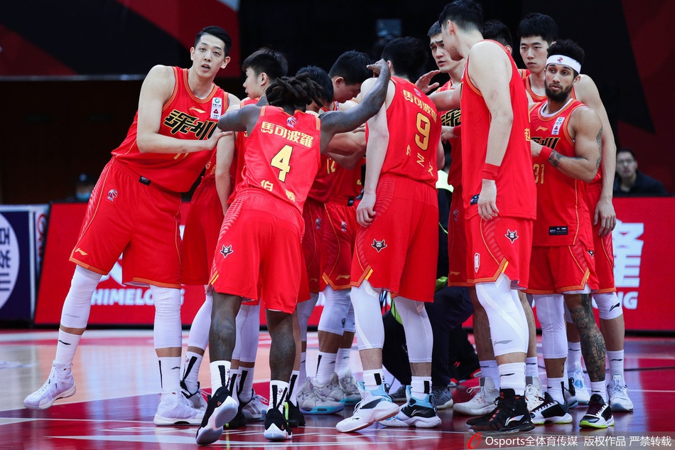 广州队核心陈盈骏如利刃般持球强行突破,他的眼中只有篮筐,身后的深圳防守球员只能望其项背,这是一场个人能力与团队防守的正面交锋。