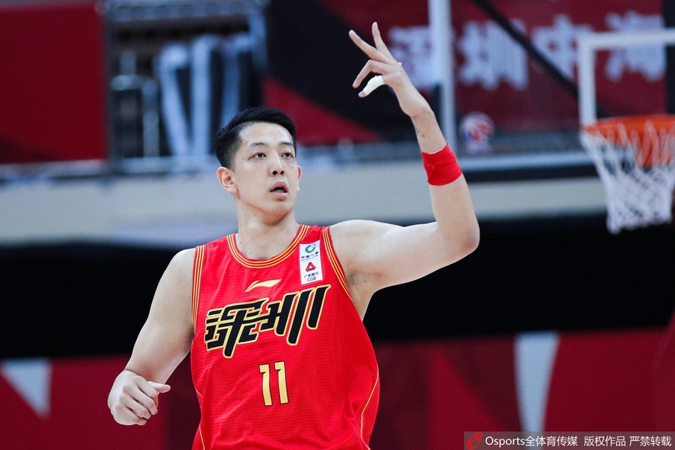 深圳队射手顾全在三分线外觅得良机,他高高跃起,出手如电,篮球划出一道彩虹般的高弧线,仿佛要刺破广州队追分的希望。