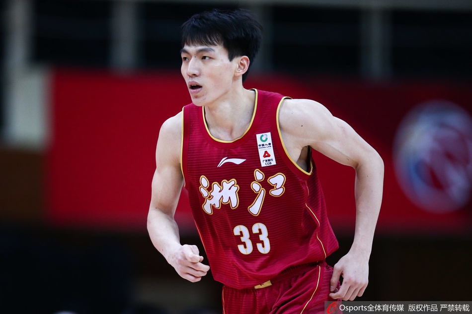 同曦队年轻后卫杨皓喆抓住稍纵即逝的空隙,果断跳起出手三分,篮球在空中划出一道优美的弧线,寄托着球队追分的希望直坠篮网。