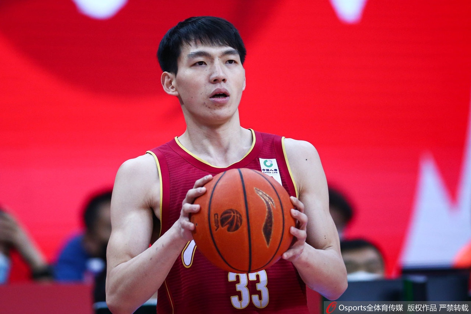 浙江队外援兰兹博格犹如一道白色闪电,持球迅猛地突破同曦队的重重防线,他的眼神坚定,动作舒展,即将完成一次势大力沉的进攻。