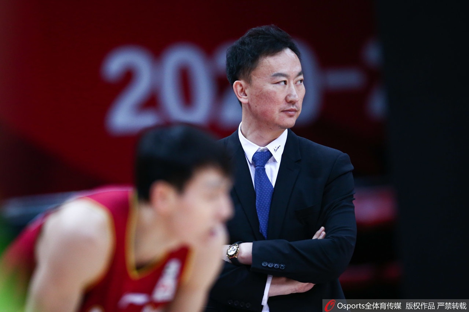 浙江队核心吴前在快速反击中如同利箭般穿插,他一边运球一边观察队友位置,即将送出一记精彩的助攻,帮助球队轻松取分。