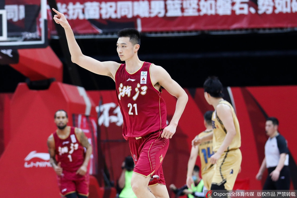 在激烈的篮下争夺中,同曦队外援摩尔特里凭借惊人的弹跳力高高跃起,在对方防守球员的头顶生生摘下一个宝贵的进攻篮板,展现了极强的统治力。