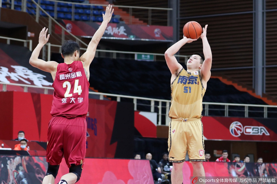 同曦队箭头人物西热力江在浙江队的围追堵截下强行突破,他紧咬牙关,运球疾走,即便面对多人包夹也毫无惧色,奋力为球队撕开防线。