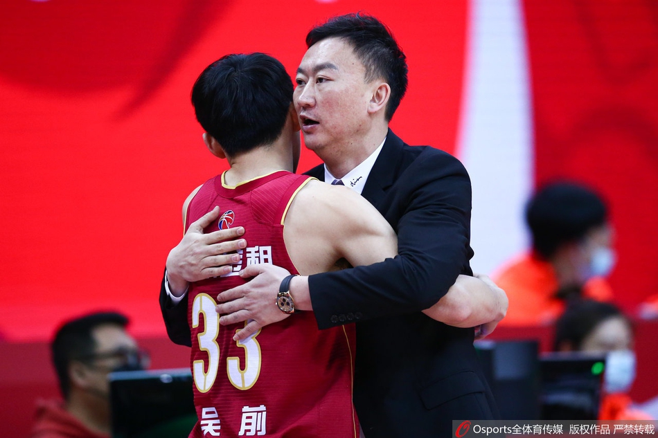 同曦队内线万圣伟利用梦幻般的脚步晃开防守,在对抗中以一种非常规的动作将球抛向篮筐,展现了他出色的篮下技术和柔和的手感。