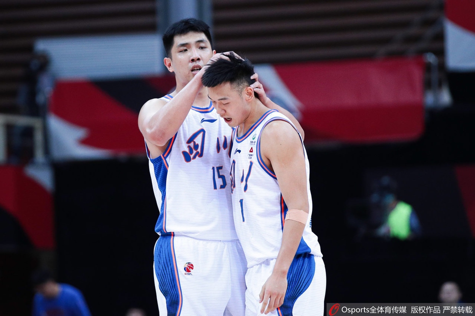 四川内线支柱哈达迪背身强打,利用厚实的身板卡住防守位置,眼神中透露出对胜利的极度渴望