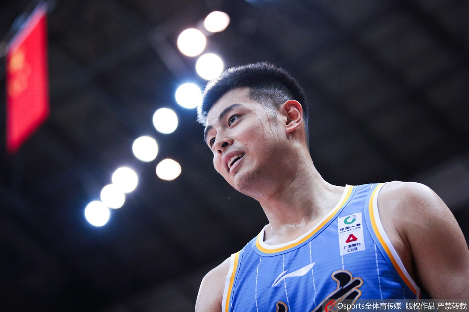 北京队老将刘晓宇如尖刀般突破新疆队的多人包夹,他眼神坚毅,在身体对抗中依然努力将球控制在手中,展现出极强的突破决心。