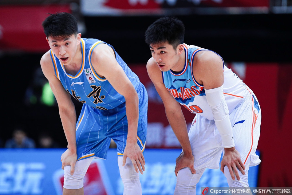 北京队范子铭接球后顺势突破,面对补防的球员毫无惧色,用强壮的身体顶开防守,强硬地上演了一记势在必得的2+1,点燃了替补席的激情。