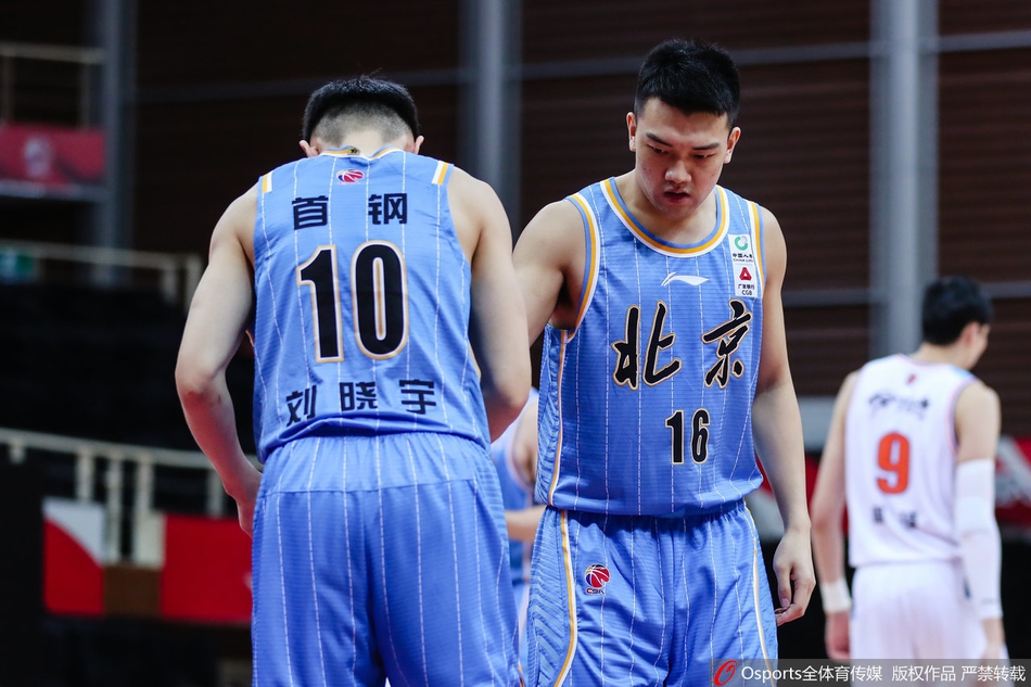 首钢外援汉密尔顿在新疆队内线群中高高跃起,以一记势大力沉的单手劈扣点燃全场,他的强硬表现成为球队攻陷长城的关键。