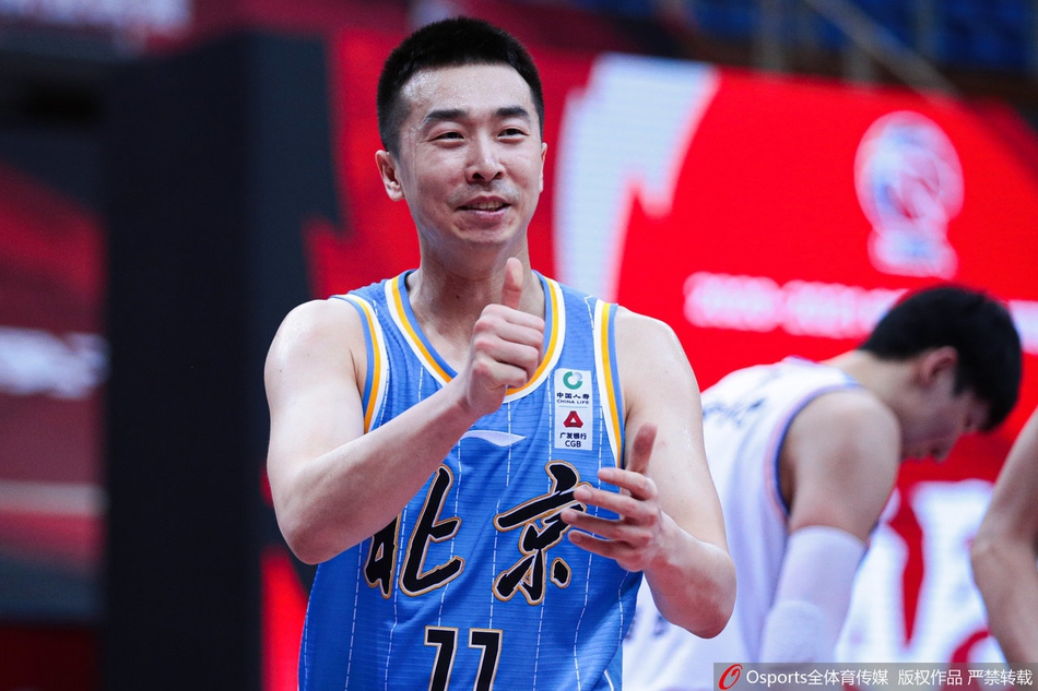 北京队方硕在底线用一个极具迷惑性的假动作晃开防守重心,随即起跳完成一记高难度的抛射,篮球越过周琦的指尖,稳稳落入网窝。