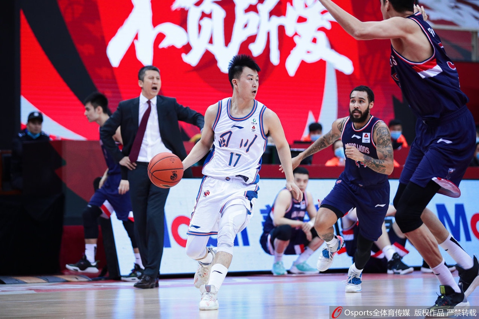 广州队小外援摩尔在两人夹击下高高跃起,标志性的急停跳投出手,篮球在空中划过一道彩虹弧线