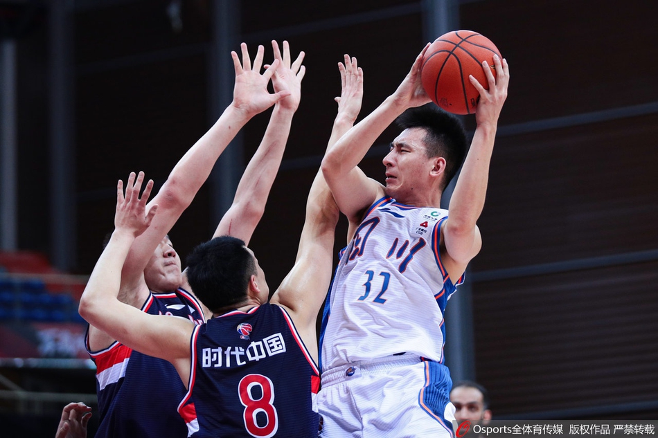 四川队年轻球员朱松玮持球突破,面对防守在空中拉杆上篮,尽显年轻一代的劲爆身体素质