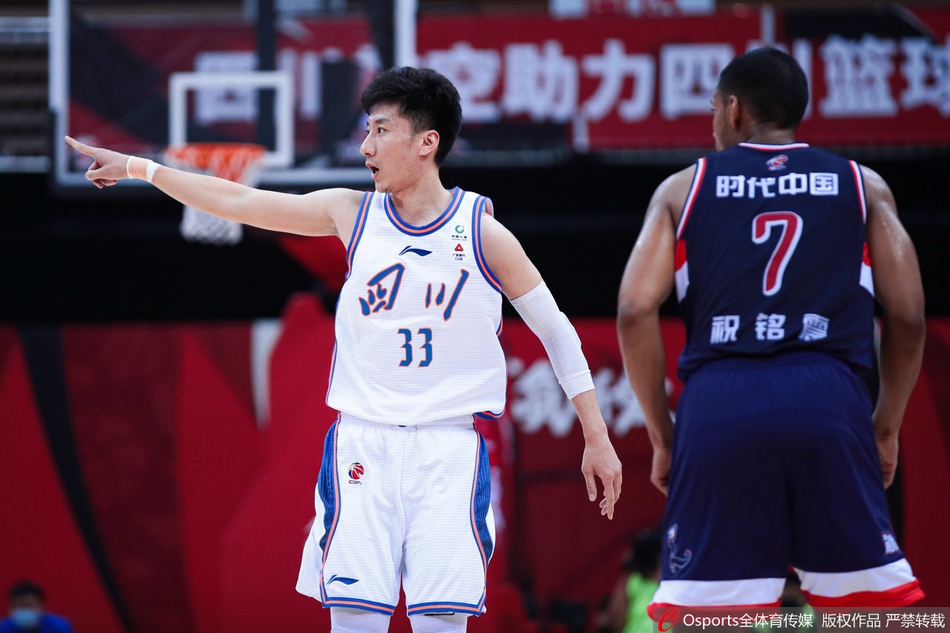 广州外援哈斯在篮下强起,隔着防守球员完成双手暴扣,整个篮架都在颤抖,气势逼人