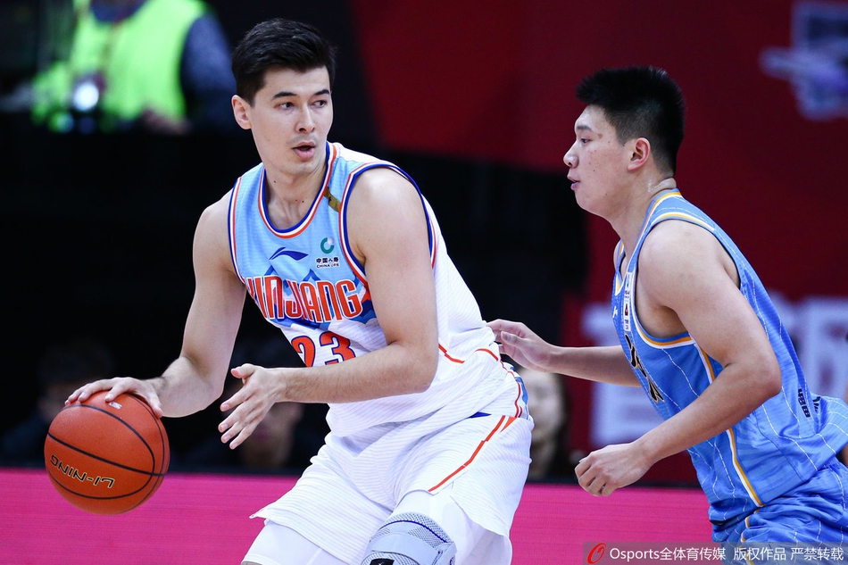 新疆队外援克拉克面对防守球员,自信地干拔跳投,篮球在空中划出一道美妙的弧线,这记高难度的2+1曾让新疆队在第二节看到反超的希望。