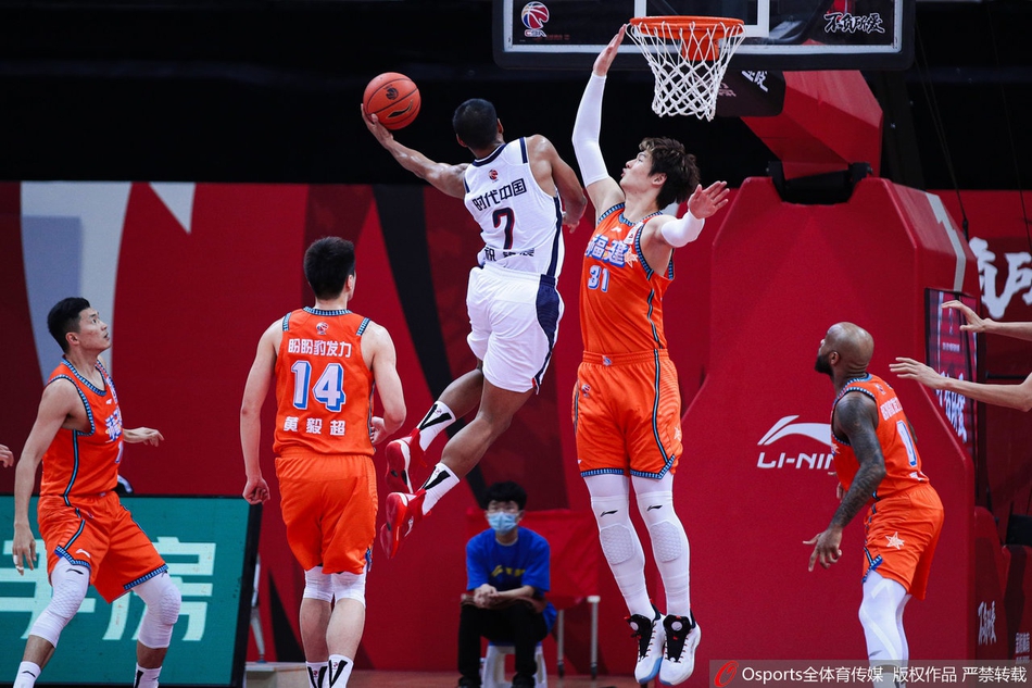 加时赛最后时刻，摩尔接球后没有丝毫犹豫，在距离三分线还有一步之遥的位置直接干拔出手，手起刀落，一剑封喉。