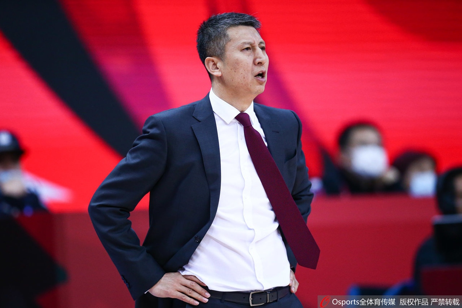 摩尔在防守球员的围堵下强行出手，篮球在空中划出一道美妙的弧线，这一球仿佛承载着广州队整个赛季的希望。