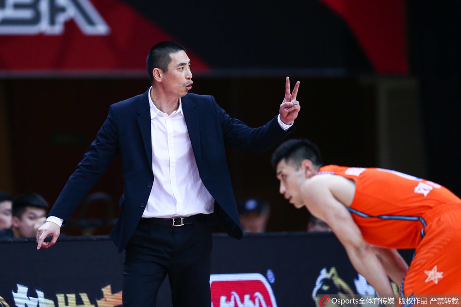 高登面对广州队的严防死守，用一记标志性的急停跳投予以回应，眼神中透露出必胜的决心。