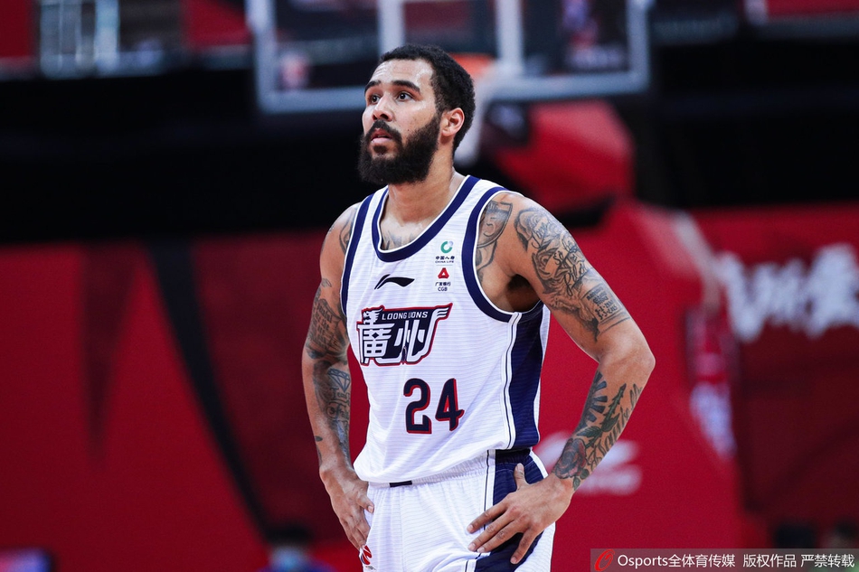 进球后的摩尔被队友紧紧拥抱，全队围成一圈疯狂庆祝，这一场史诗般的逆转让广州队的季后赛希望之火重新燃起。