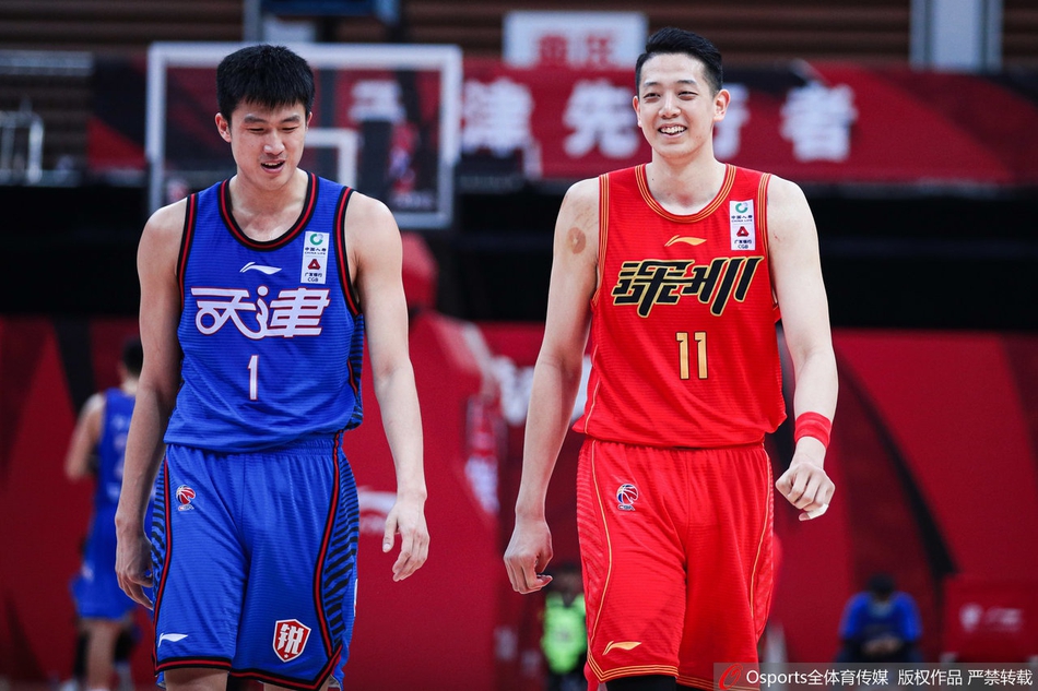 天津外援特罗特如猎豹般撕裂防线,在深圳内线长人阵中跃起抛投,眼神中燃烧着不屈的斗志。