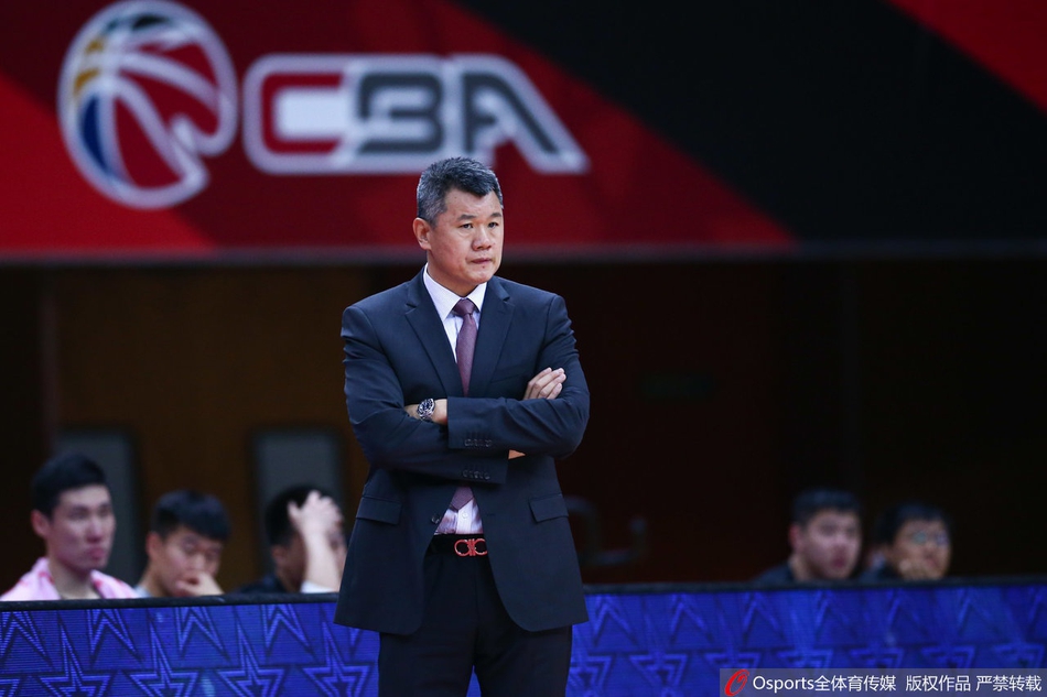 胜利哨响瞬间,天津队员全部冲入场内忘情庆祝,汗水与笑容交织在一起,这一夜他们配得上所有的欢呼与掌声。