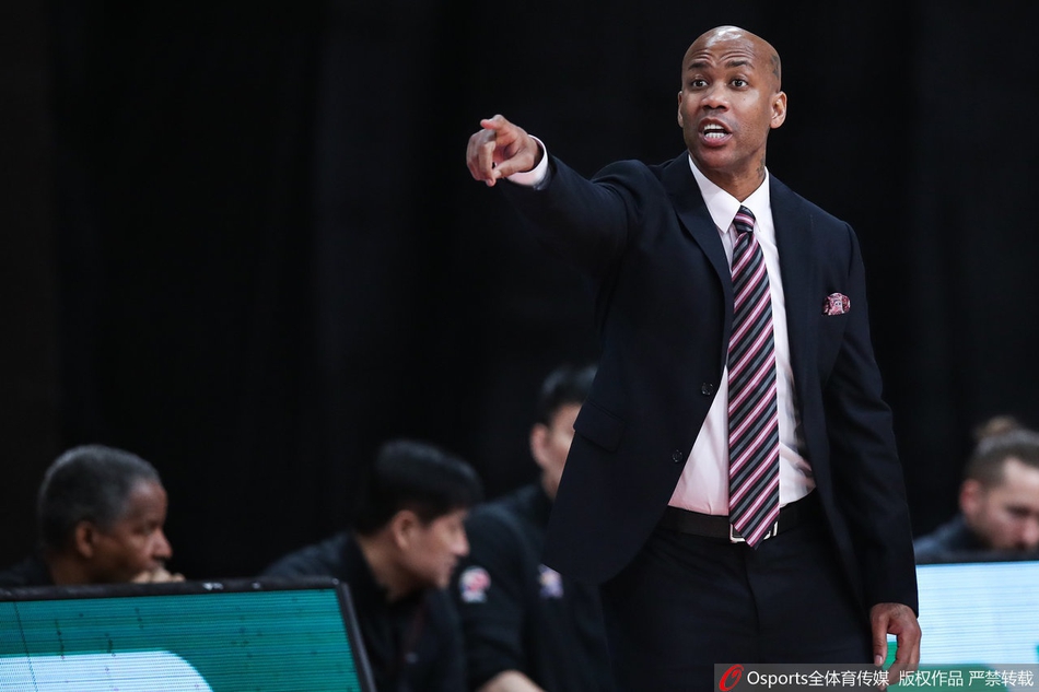 北控球员张帆外线接球，眼神坚毅，手起刀落间三分球应声入网，瞬间点燃全场激情