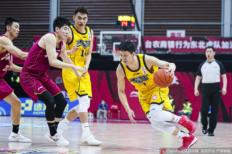 浙江男篮外援拉科塞维奇在吉林队内线高高跃起,以一记势大力沉的单手劈扣终结进攻,彻底点燃了替补席的激情。