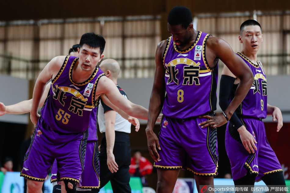 北控悍将俞长栋篮下卡位，凭借扎实的背身技术强起上篮，对手只能望球兴叹