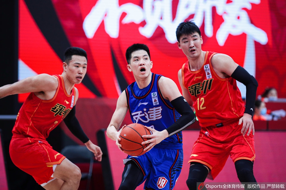 林庭谦面对防守急停跳投,皮球脱手而出的瞬间,他的眼神紧锁篮筐,年轻的脸上写满了与年龄不符的冷静与决绝。