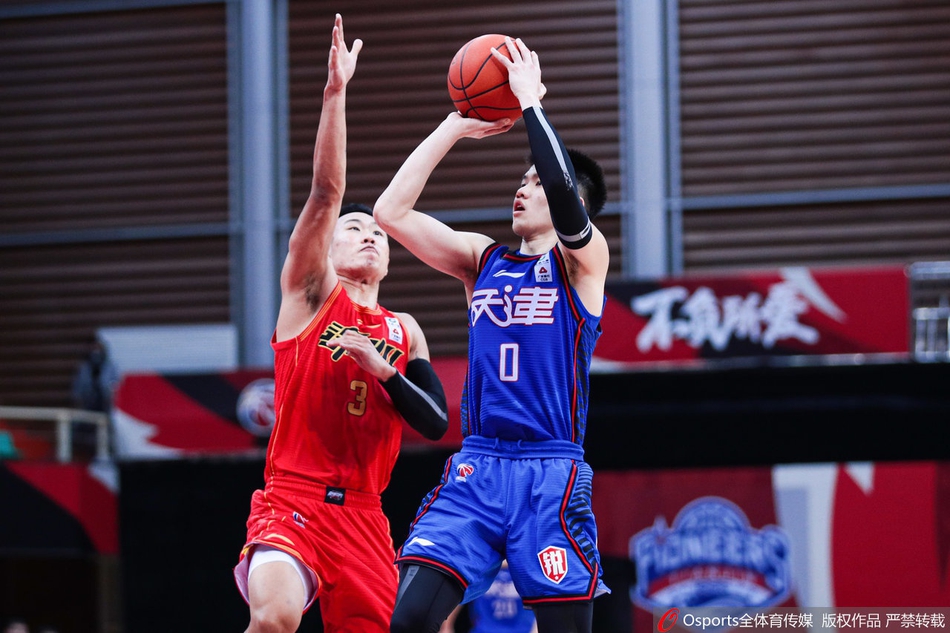 时德帅在对抗中强行上篮,身体在空中扭曲成一张弓,却依然将球稳稳递向篮筐,彰显球队领袖的担当。