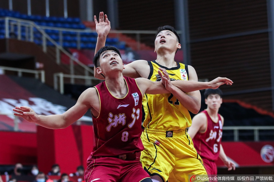 浙江队球员刘泽一在人群中精准预判篮板落点,高高跃起将球揽入怀中,为球队赢得了宝贵的二次进攻机会。