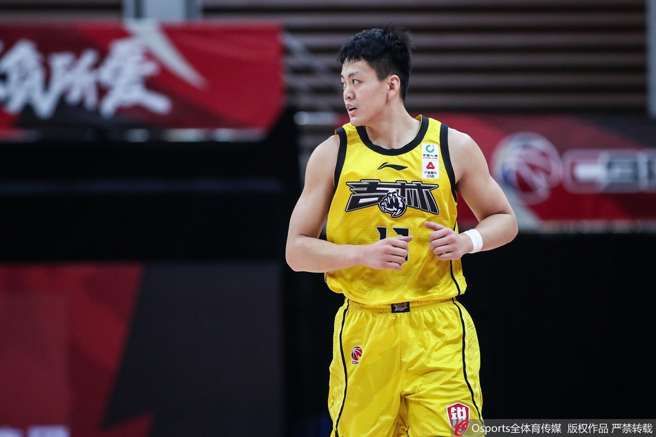 浙江队后卫程帅澎运球突破吉林队的防线,他目光坚定,正准备将球分给位置更好的队友,盘活全队进攻。