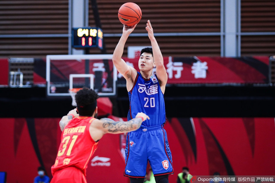 沈梓捷在天津队三人合围下奋力摘板,肌肉碰撞的张力几乎溢出屏幕,却难阻球队整体低迷的颓势。