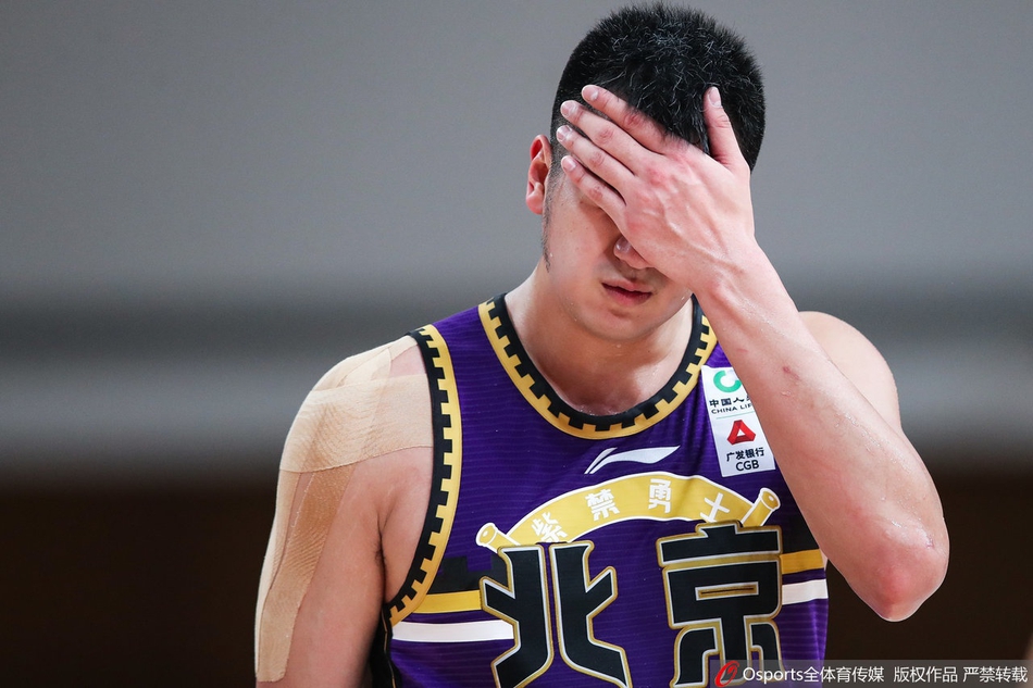 北控与山西球员在篮下激烈拼抢，篮球在指尖争抢，肌肉碰撞声仿佛穿透屏幕