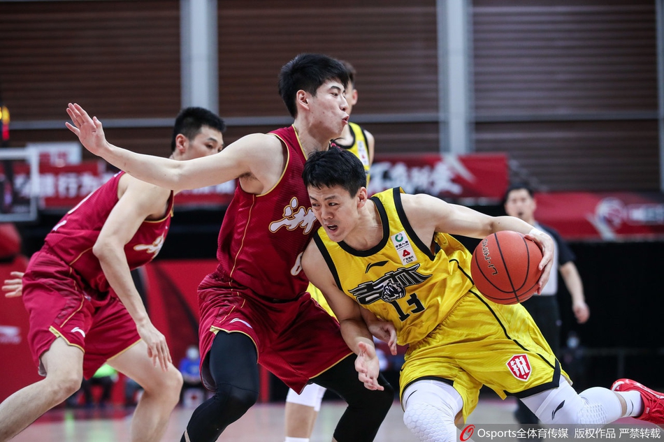 吉林队老将张彪背身单打浙江防守球员,他利用经验晃开角度,准备施展拿手的转身跳投为球队艰难取分。