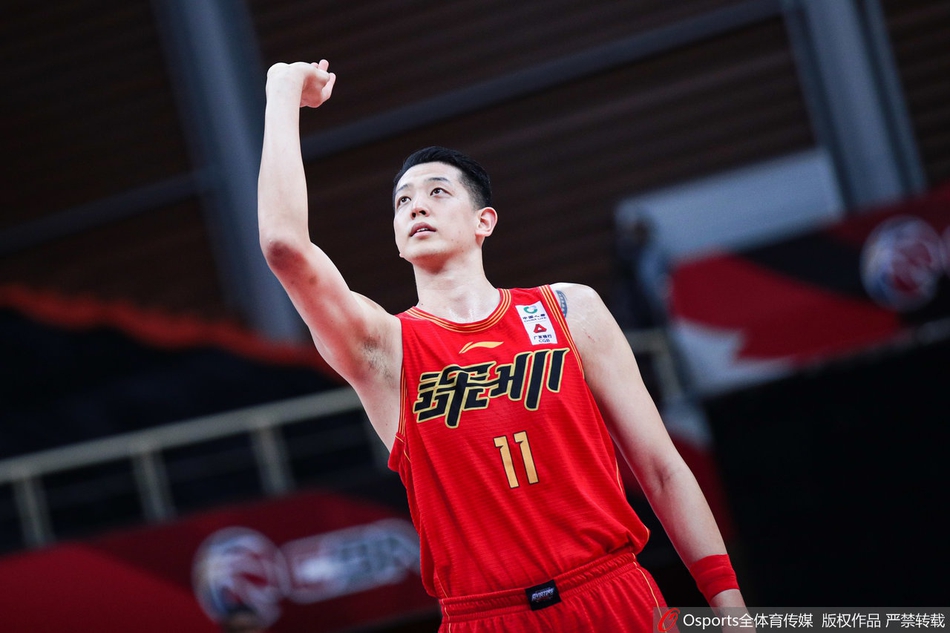 金鑫在长人如林的禁区中奋力拼下前场篮板,落地瞬间肌肉紧绷,双臂如铁钳般护住皮球,这是天津队全场拼搏的缩影。