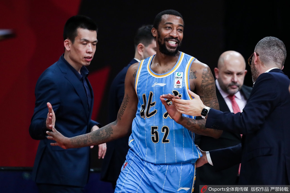 北京首钢球员范子铭在天津队内线防守下高高跃起,单手劈扣完成势大力沉的灌篮,眼神中充满杀气。