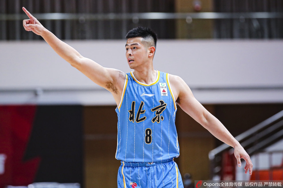 天津队外援特罗特三世面对北京队的夹击防守,侧翼强行突破起跳,试图在身体失衡的情况下将球送入篮筐。