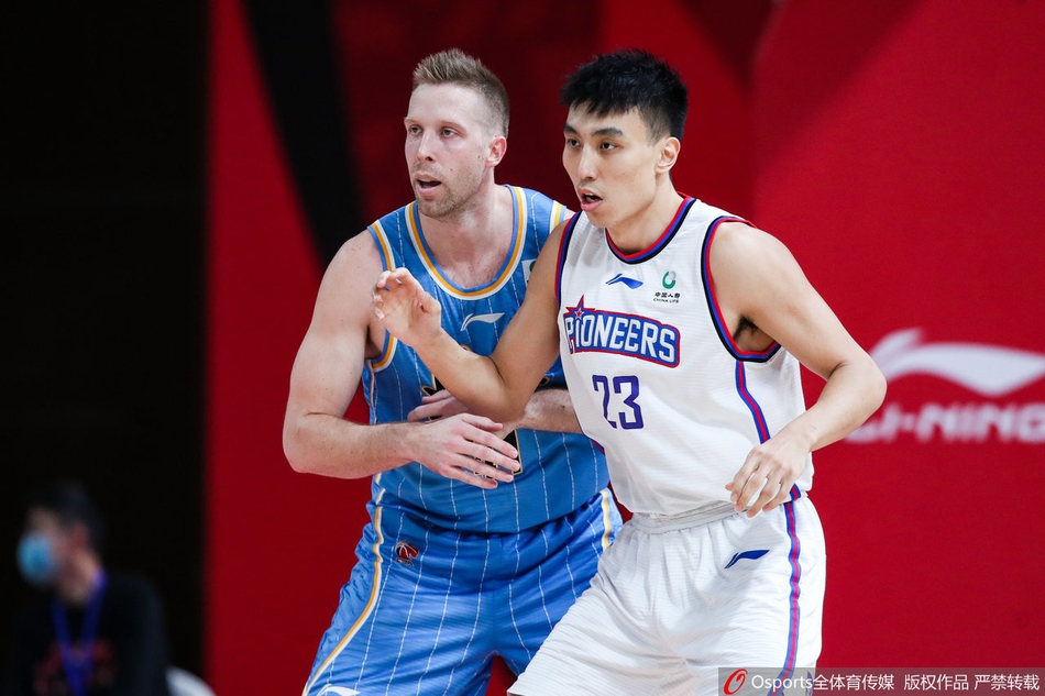 北京队外援吉布森持球推进,面对防守人连续做出胯下运球,眼神冷静地观察着队友的跑位,寻找致命一传的机会。