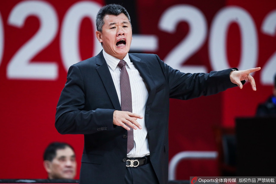 天津队球员孟子凯在三分线外果断出手,皮球离开指尖的瞬间,他的眼神充满期待,现场比分牌显示天津队正在努力追分。