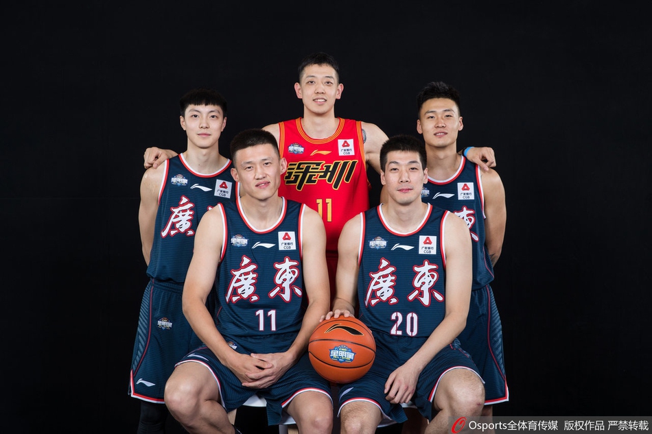 张镇麟身着定制西装，单手插兜，眼神望向远方，年轻的轮廓下藏着扣篮王的霸气。