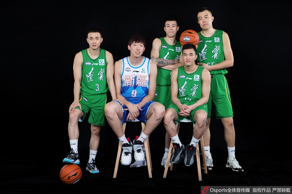 易建联在合影中神情专注，历经伤病归来的他，静静地站在那里便是球队最稳的基石。