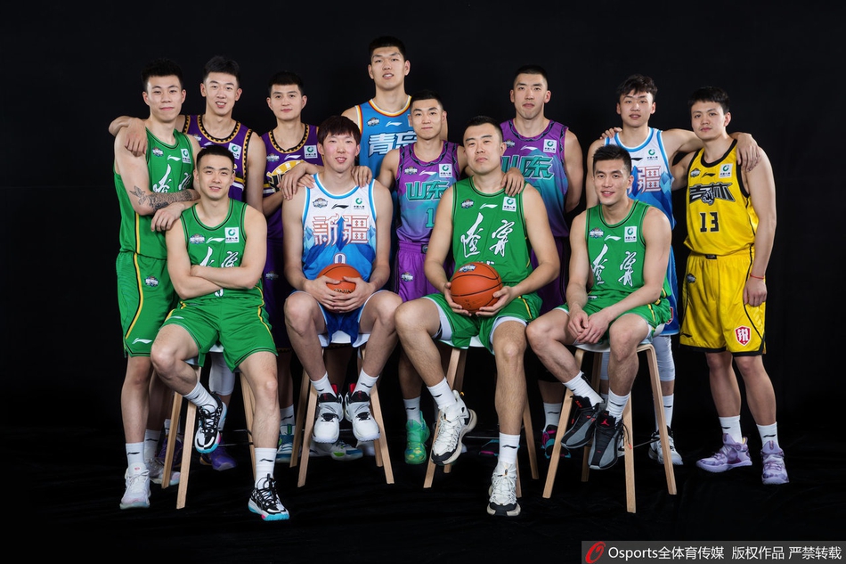 南区首发五虎目光如炬，赵睿紧握拳头，眼神中透露出卫冕票王的霸气与坚定。