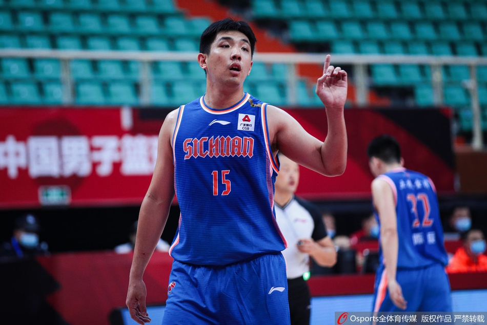 四川队员陈辰外线果断出手三分，皮球在空中划出完美弧线，这是他全场敢打敢拼的一个缩影