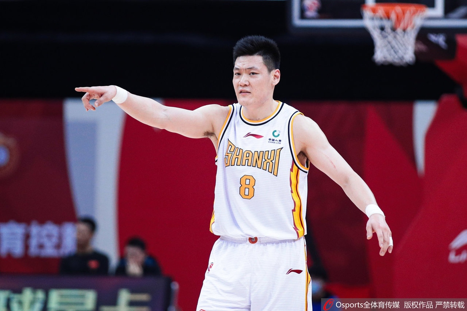 景菡一在防守端寸步不离，他张开双臂全力干扰对手投篮，展现出了年轻球员的拼劲和活力