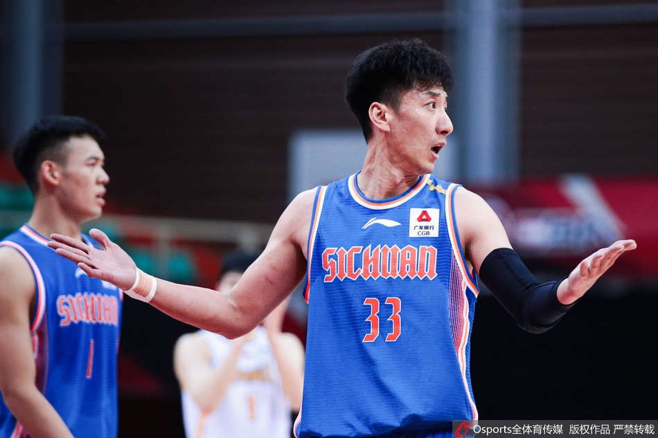 亨特持球发动快速反击，他如同尖刀一般刺穿山西防线，展现了出色的个人进攻能力