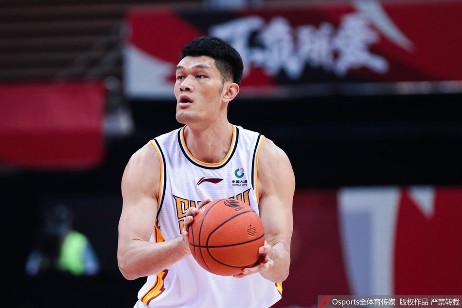 韩硕老辣控球组织进攻，面对贴身紧逼依然闲庭信步，他的经验为四川队末节决胜提供了保障