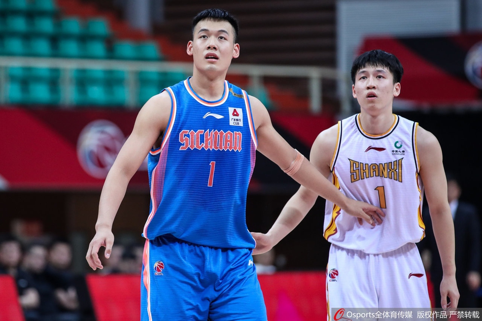 李原宇持球强行突破，面对山西防守悍将完成高难度上篮，此役他贡献了21分10篮板的两双数据