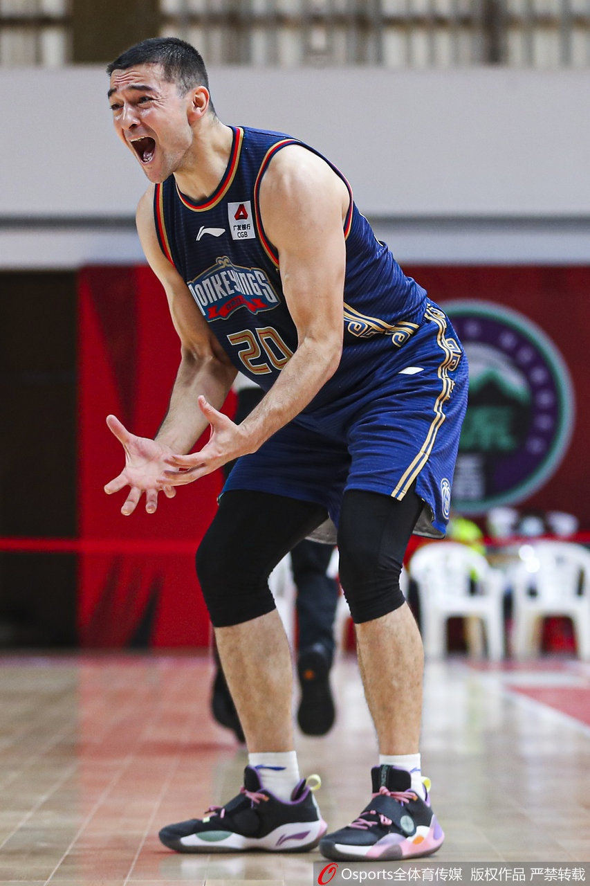 焦海龙高高跃起摘下前场篮板,落地瞬间强硬顶开防守,二次进攻得手点燃替补席激情