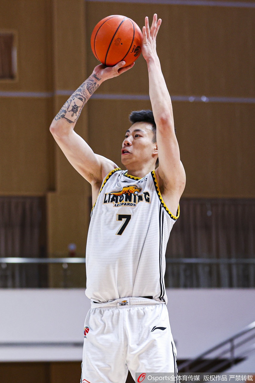 本场比赛的绝对焦点赵继伟，在三分线外张手命中。此役他手感热得发烫，用生涯新高的29分导演了这场大逆转，每一次投篮命中都像是在对手心上重重一击，尽显大场面先生本色。