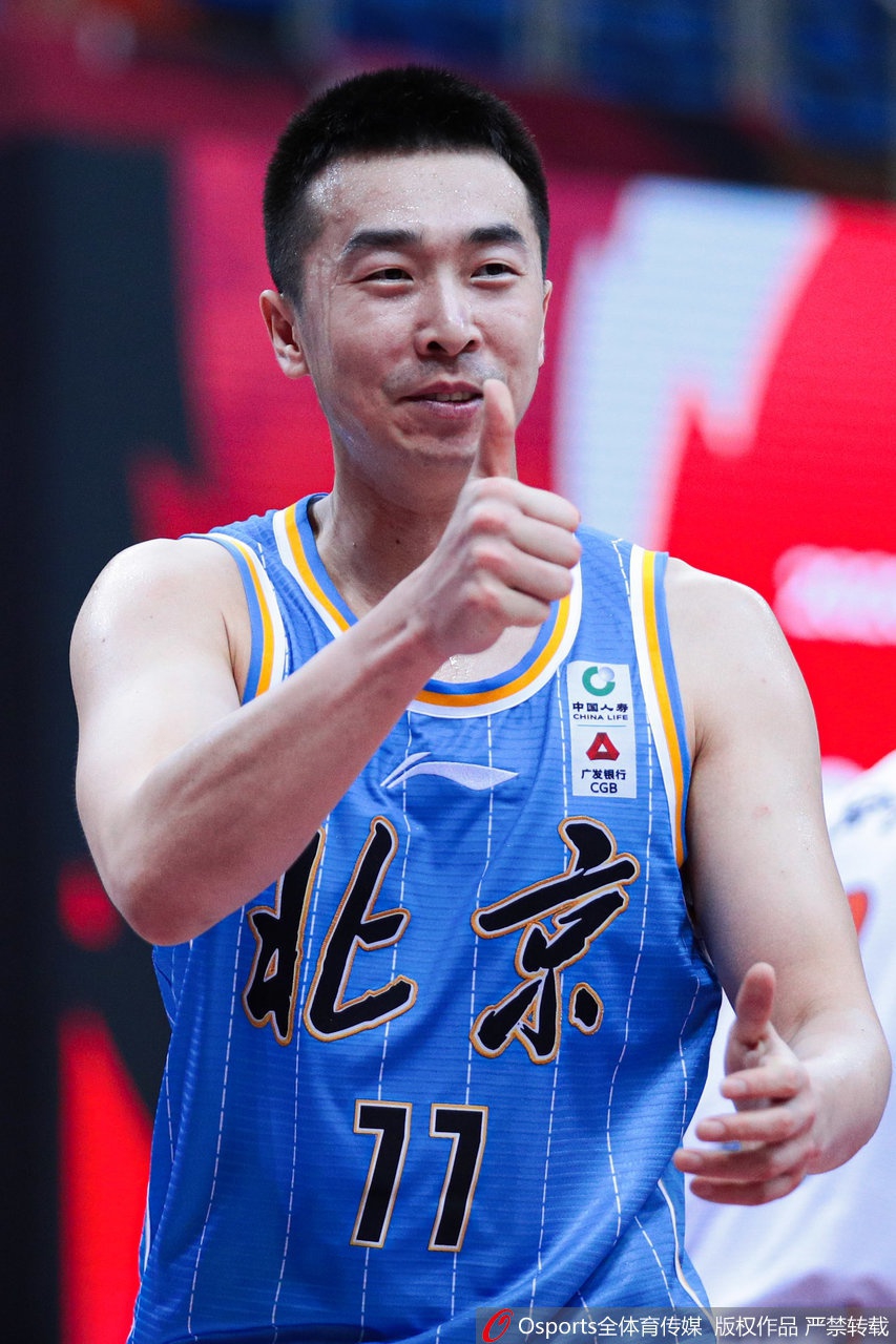 北京队雷蒙在反击中如猎豹般快下,接队友妙传后轻盈地上篮得手,这次精彩的快攻配合是北京队下半场防守反击战术的完美缩影。